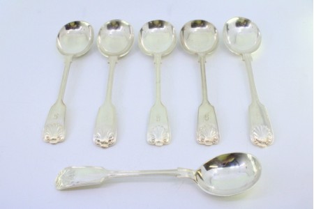 Conjunto de seis colheres de gelado em prata com frisos e conchas nos cabos.